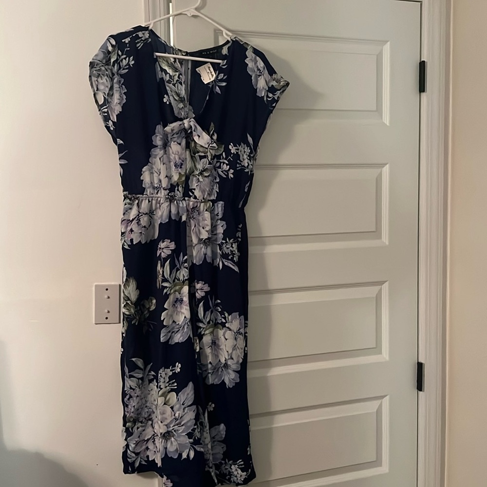 NWT cap sleeve, wide-leg romper in adorable flower pattern.